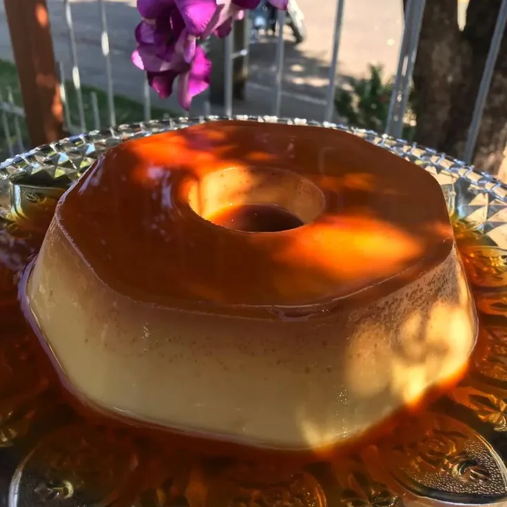 Pudim com calda num prato de vidro